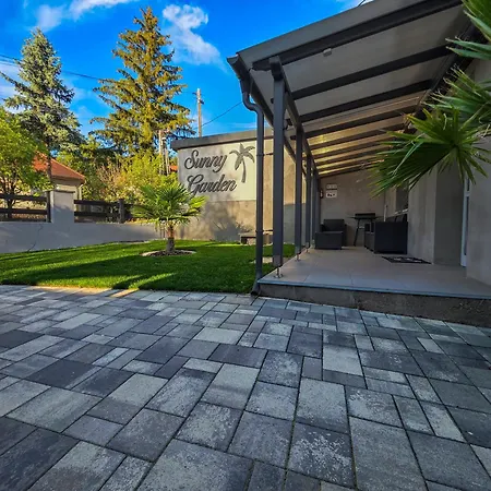 Sunny Garden Apartment *